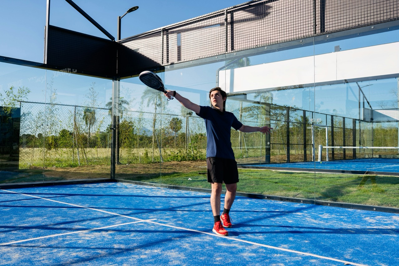 Bandeja technique in padel